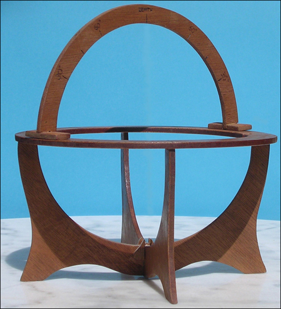Photo : sphère armillaire ; bâti et cercle de hauteur